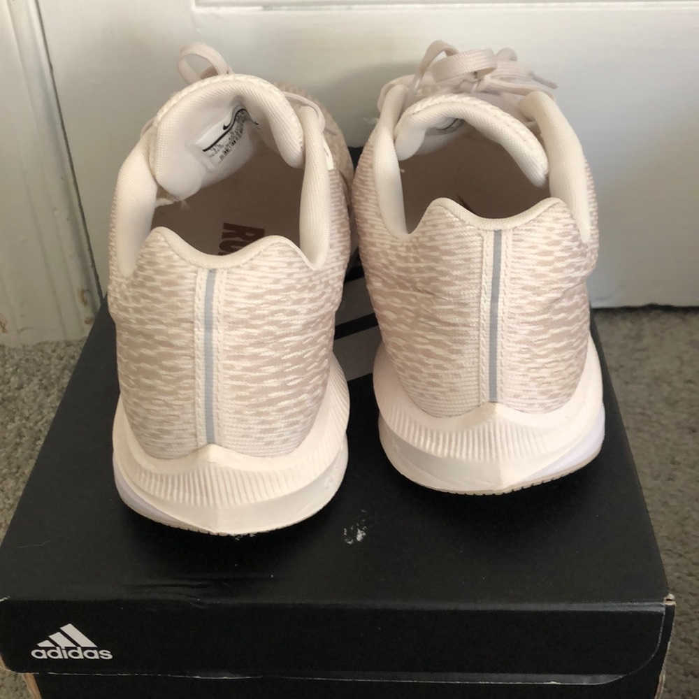 White and gold Nike running shoes - Picture 2 of 4